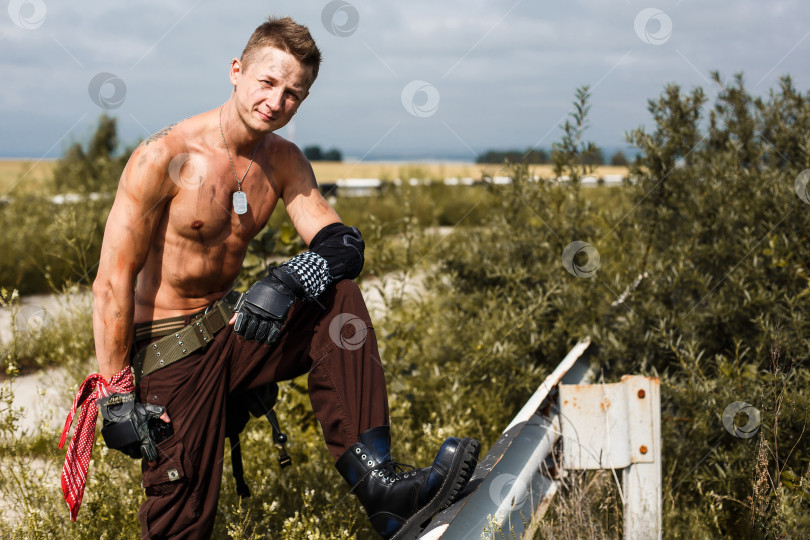 Скачать мужчина-вандал с грязным обнаженным торсом фотосток Ozero