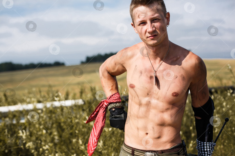 Скачать мужчина-вандал с грязным обнаженным торсом фотосток Ozero