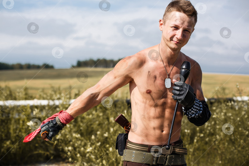 Скачать мужчина-вандал с грязным обнаженным торсом фотосток Ozero