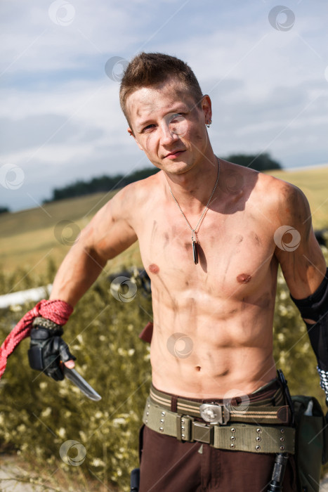 Скачать мужчина-вандал с грязным обнаженным торсом фотосток Ozero