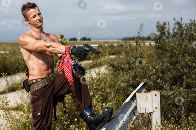 Скачать вандал с грязным голым торсом целится из пистолета фотосток Ozero