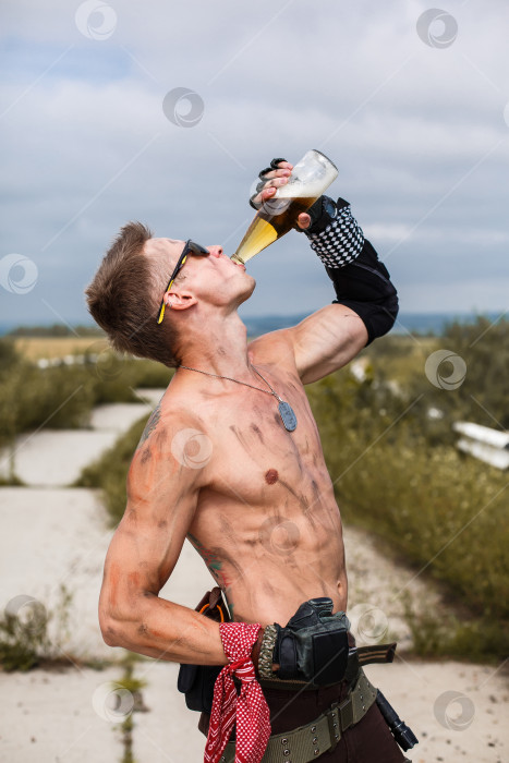 Скачать мужчина-вандал с грязным голым торсом пьет пиво фотосток Ozero