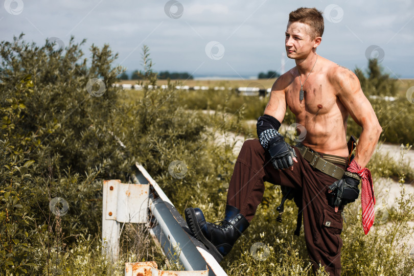 Скачать мужчина-вандал с грязным обнаженным торсом фотосток Ozero