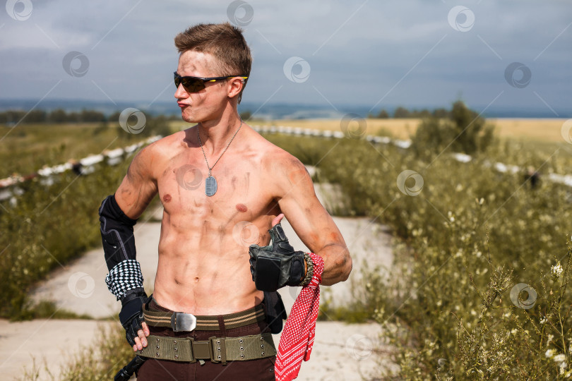 Скачать мужчина-вандал с грязным обнаженным торсом фотосток Ozero