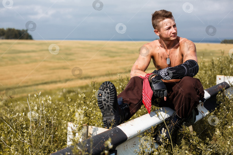 Скачать мужчина-вандал с грязным обнаженным торсом фотосток Ozero