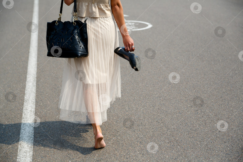 Скачать обрезанное изображение босых грязных ног фотосток Ozero