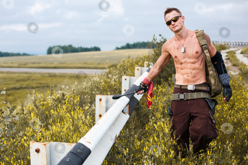 Скачать мужчина-вандал с грязным обнаженным торсом фотосток Ozero