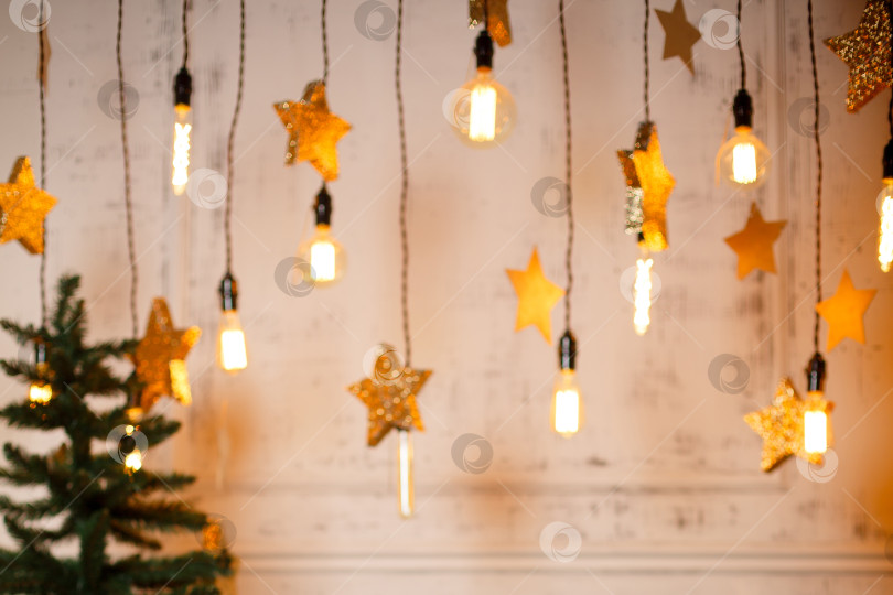 Скачать звезды и лампочки висят на фоне старой крашеной стены фотосток Ozero