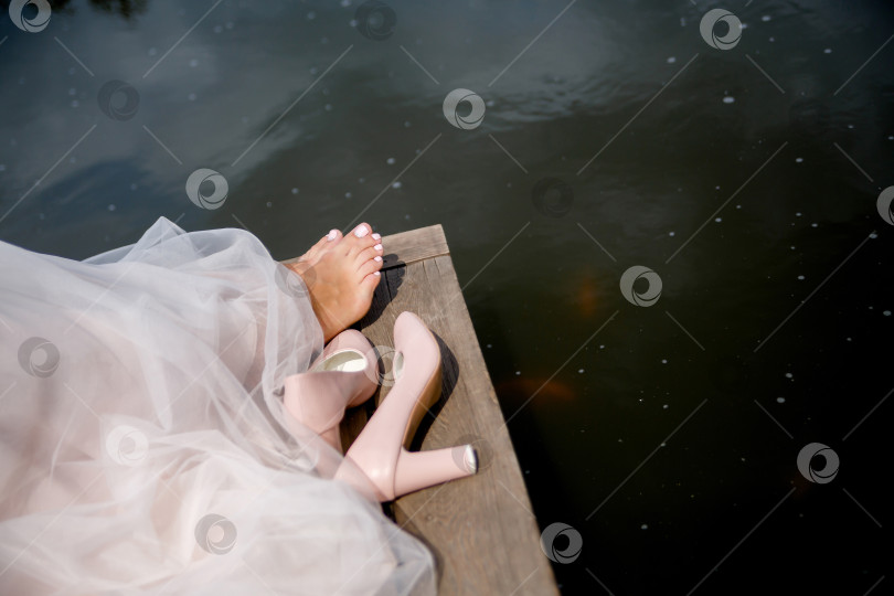 Скачать туфли и босые ноги невесты фотосток Ozero
