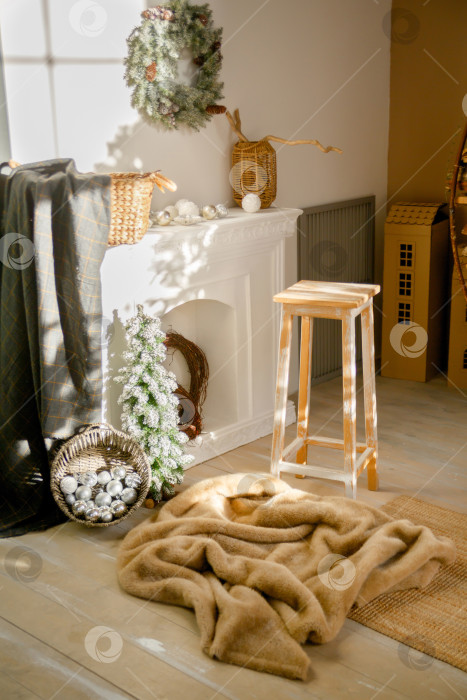 Скачать Деревянный стул и камин, небольшая искусственная ель фотосток Ozero