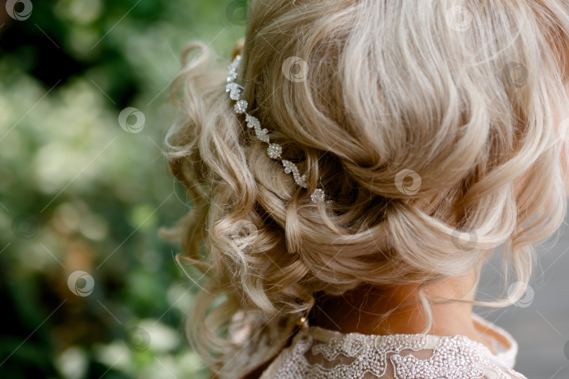 Скачать аксессуары и украшения в свадебной прическе невесты фотосток Ozero
