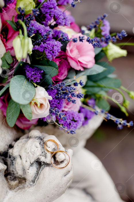 Скачать обручальные золотые кольца и букет из розовых цветов фотосток Ozero