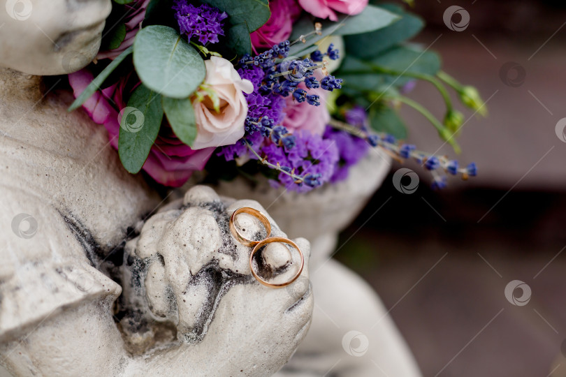 Скачать обручальные золотые кольца и букет из розовых цветов фотосток Ozero