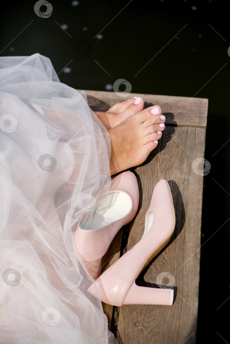 Скачать туфли и босые ноги невесты фотосток Ozero
