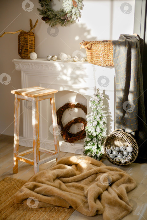 Скачать комната украшена к Рождеству. Кресло и камин, ель фотосток Ozero