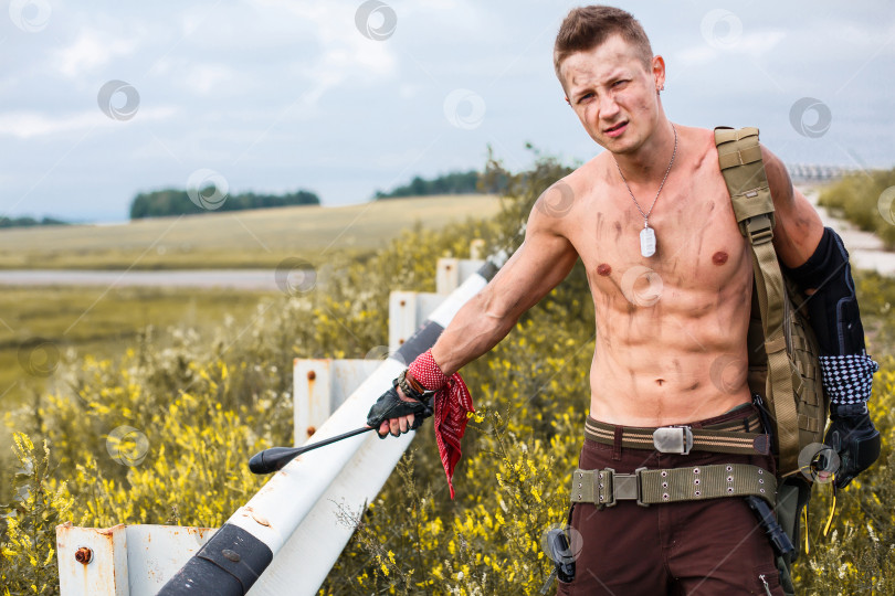 Скачать мужчина-вандал с грязным обнаженным торсом фотосток Ozero