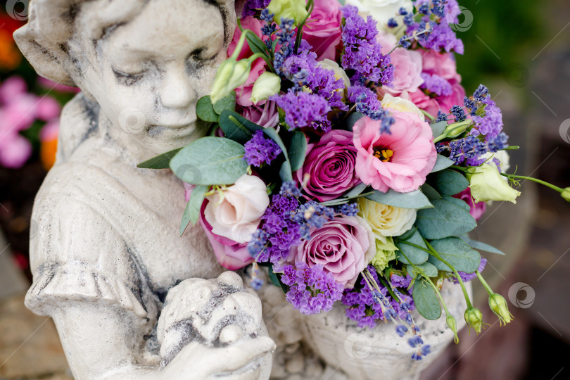 Скачать свадебный букет из роз и эвкалипта фотосток Ozero