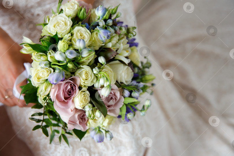 Скачать свадебный букет из белых и розовых роз в руках невесты фотосток Ozero