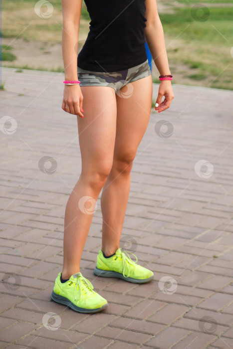 Скачать обрезанное изображение женских ног фотосток Ozero