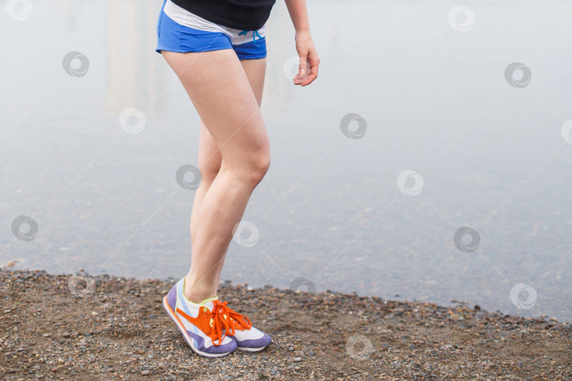 Скачать обрезанное изображение женских ног фотосток Ozero
