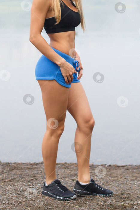 Скачать Спортивное тело, ноги и пресс фотосток Ozero