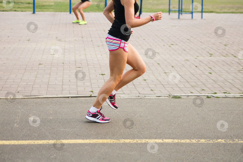 Скачать Женщина бежит по дороге фотосток Ozero