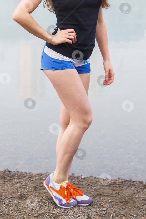 Скачать обрезанное изображение женских ног фотосток Ozero