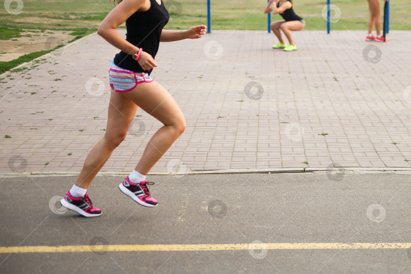 Скачать Женщина бежит по дороге фотосток Ozero