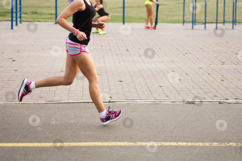 Скачать Женщина бежит по дороге фотосток Ozero