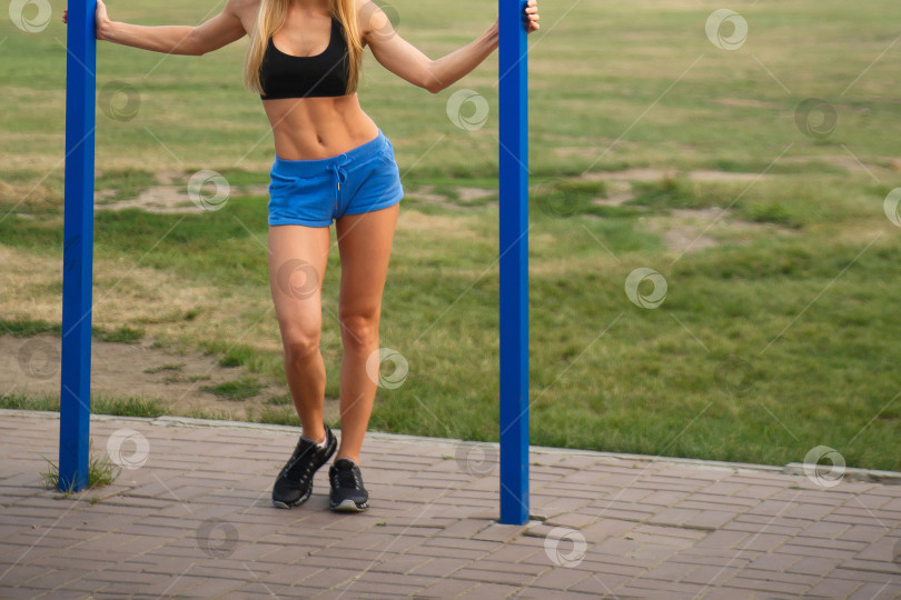 Скачать Спортивное тело, ноги и пресс фотосток Ozero