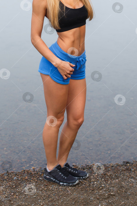 Скачать Спортивное тело, ноги и пресс фотосток Ozero