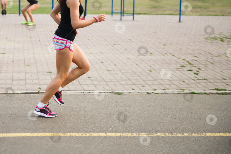 Скачать Женщина бежит по дороге фотосток Ozero