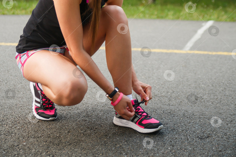 Скачать обрезанное изображение спортивных женских ног фотосток Ozero
