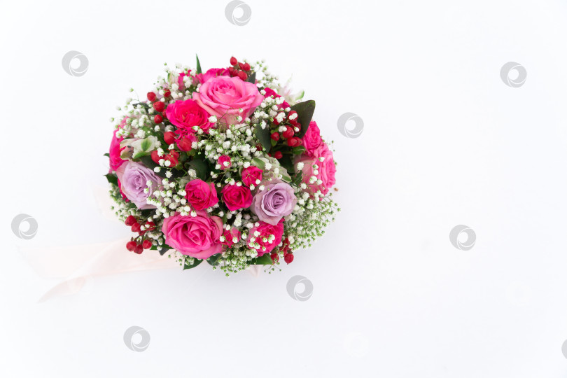 Скачать зимний свадебный букет из роз лежит на снегу фотосток Ozero