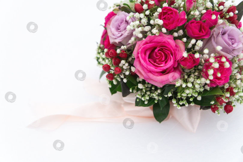 Скачать зимний свадебный букет из роз лежит на снегу фотосток Ozero