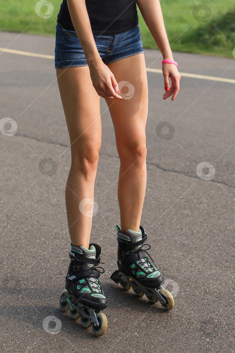 Скачать ноги женщины катаются на роликовых коньках по асфальтированной дороге фотосток Ozero