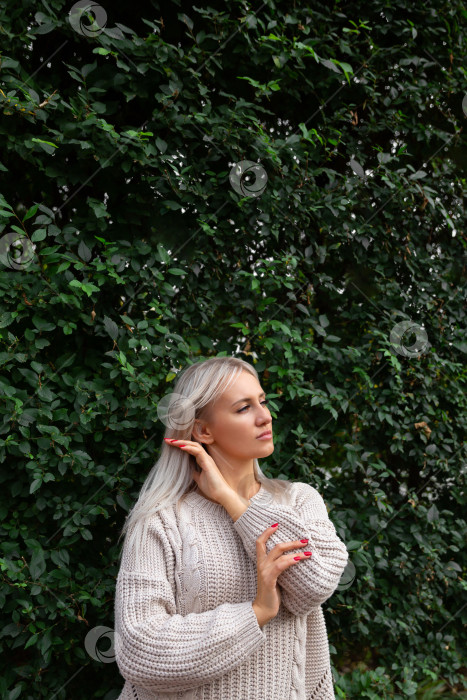 Скачать женщина, стоящая на фоне стены из листьев фотосток Ozero