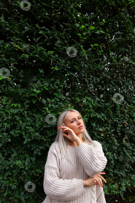 Скачать женщина, стоящая на фоне стены из листьев фотосток Ozero