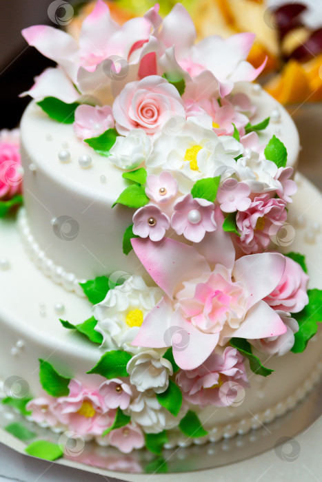 Скачать многоярусный белый свадебный торт, украшенный цветами из сливочного крема фотосток Ozero
