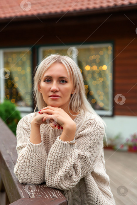 Скачать женщина в свитере печально смотрит в сторону фотосток Ozero