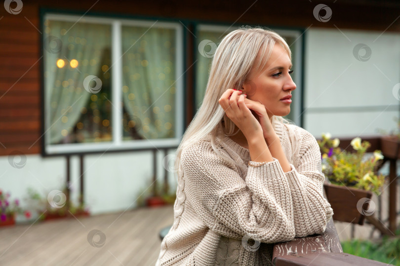 Скачать женщина в свитере печально смотрит в сторону фотосток Ozero