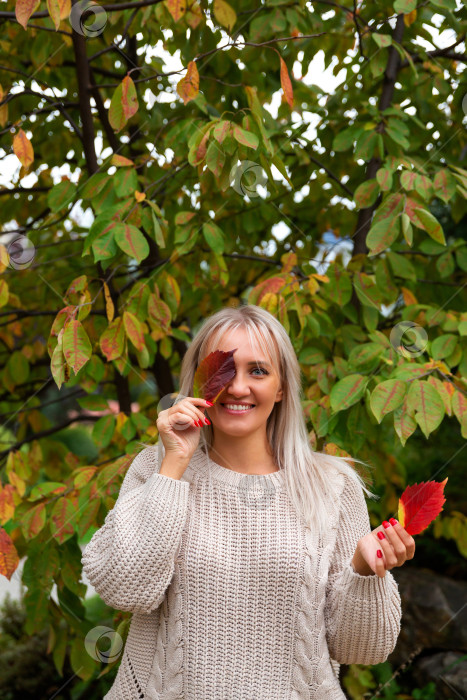 Скачать женщина в свитере держит в руке листок и закрывает глаза фотосток Ozero