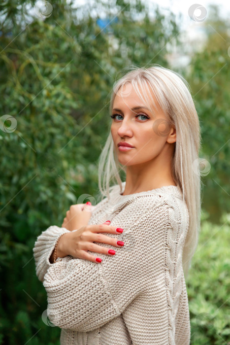 Скачать женщина застыла и обхватила себя руками фотосток Ozero