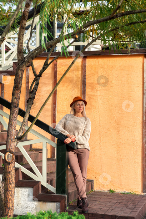 Скачать женщина в свитере и фетровой шляпе-федоре фотосток Ozero