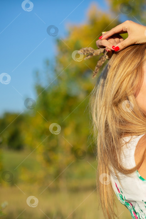 Скачать блондинка гладит свои волосы руками фотосток Ozero