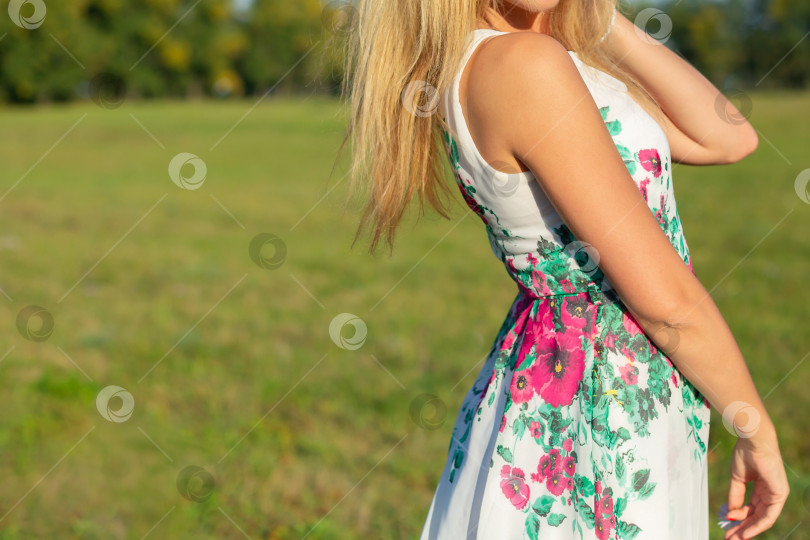 Скачать женские ноги кружатся по зеленой траве фотосток Ozero