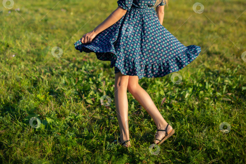 Скачать женские ноги кружатся по зеленой траве фотосток Ozero