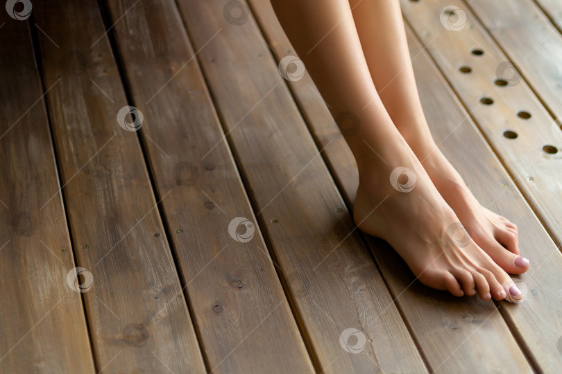 Скачать стройные голые женские ножки фотосток Ozero