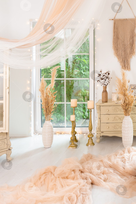 Скачать Окно с розовыми занавесками, старый комод фотосток Ozero