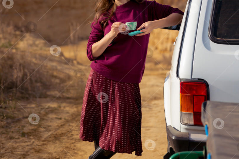 Скачать женские руки держат кружку с кофе и тарелку фотосток Ozero